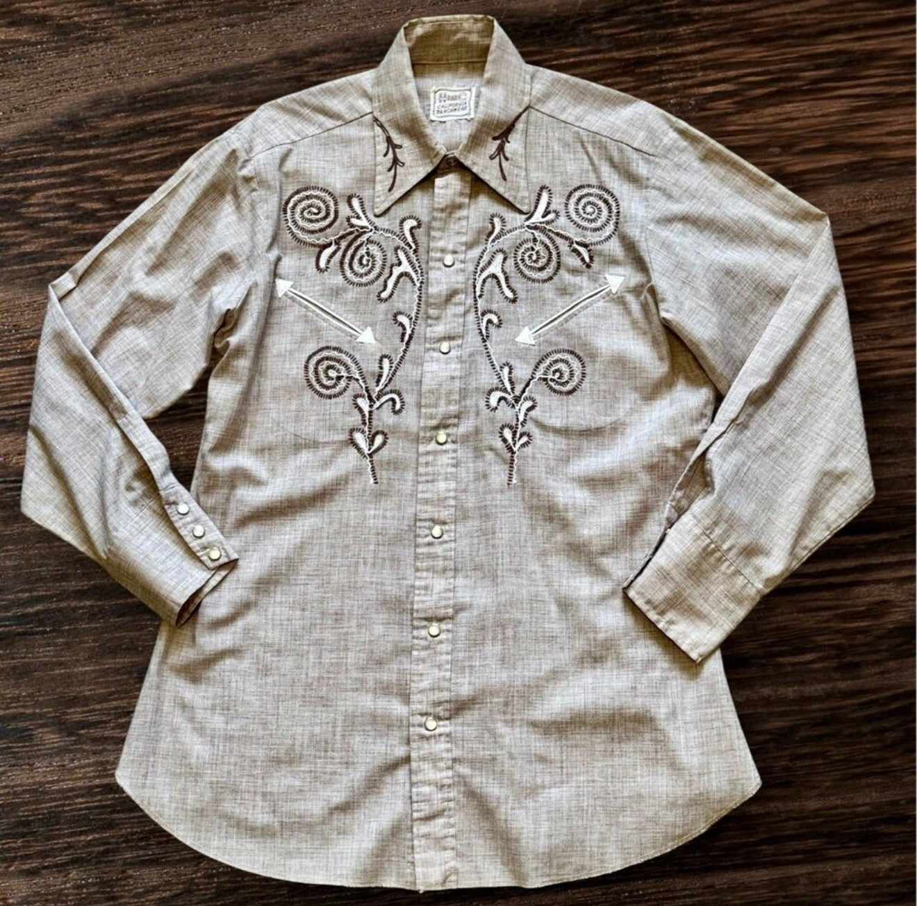 1960'S MENS COTTON TAN SNAP W SWIRL EMBROIDERY  M